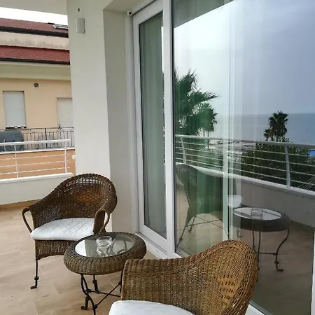 Flora Hotel