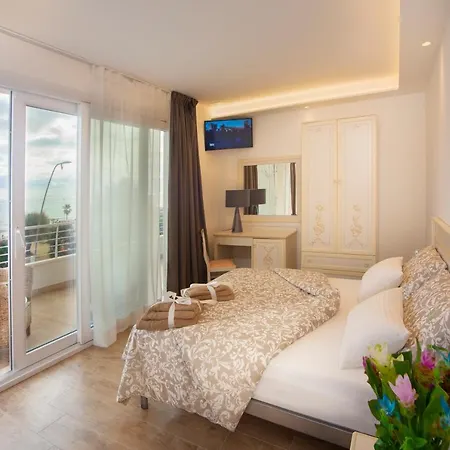 Flora Hotel 3*