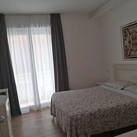 Flora Hotel 3*