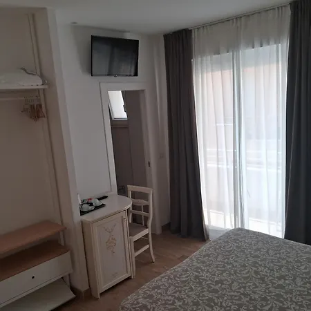 Flora Hotel 3*